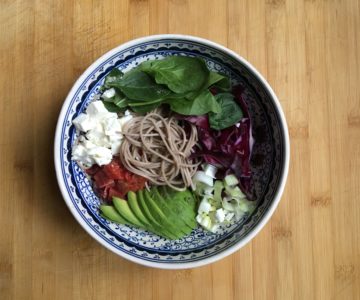 Soba bowl vitaminé aux épinards, avocat, feta et orange